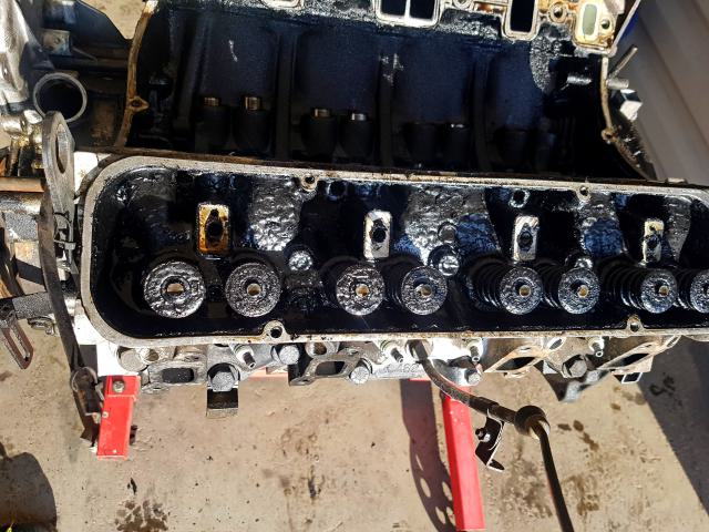 Land Rover V8 motor szelepvezérlés olajiszappal a felújítás megkezdése előtt
