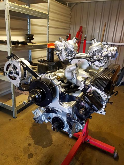Gyári Rover V8 motor restaurálás után eredeti megjelenéssel