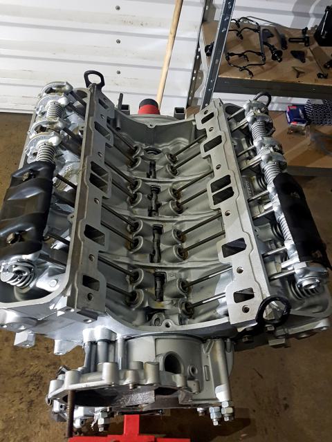 Land Rover V8 motorblokk összeszerelés alatt, tolórudakkal