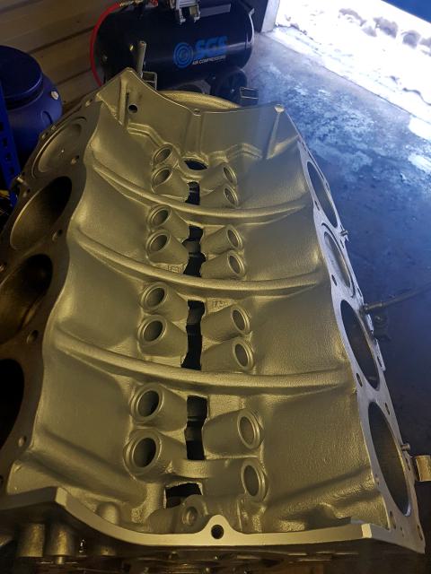 Homokszórt és felületkezelt Rover V8 motorblokk felújítás közben