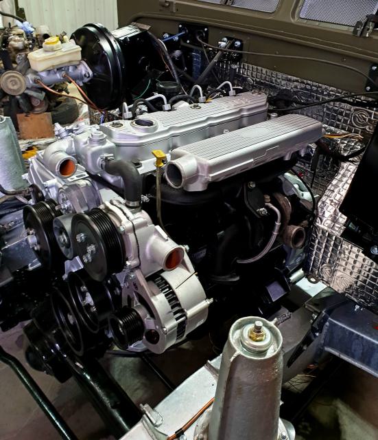Land Rover 300Tdi elkészült motor a motortérben