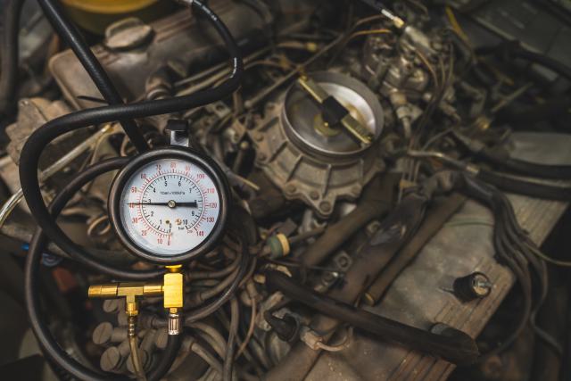 Mercedes-Benz M117 V8 K-Jetronic üzemanyagnyomás mérése