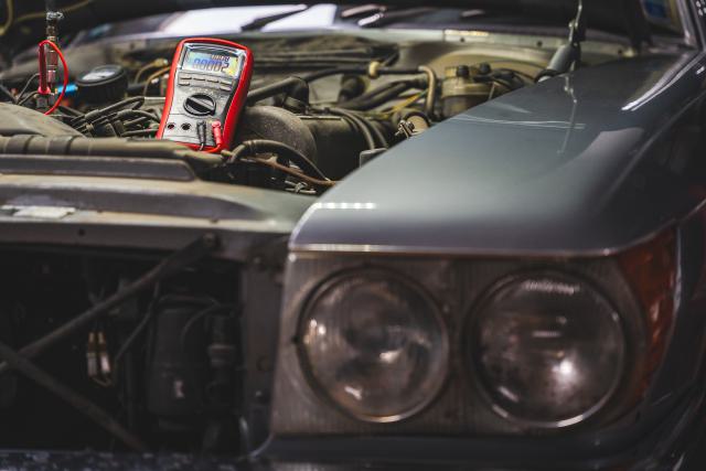 Bosch K-Jetronic rendszer vizsgálata Mercedes-Benz M117 motoron