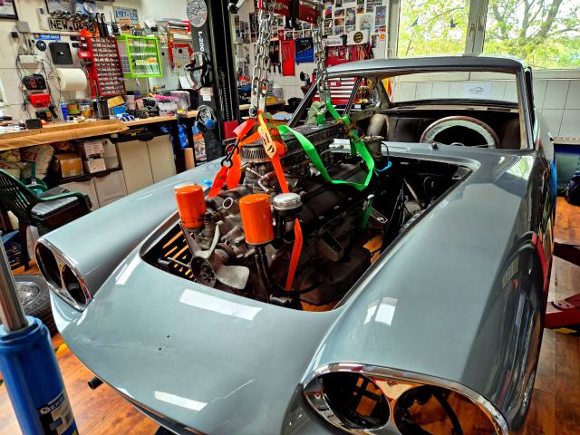 Ferrari Colombo V12 motor kiemelése közben