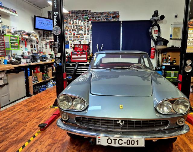 Ferrari 330 GT 2+2 OTC Garage Hungary műhelyben