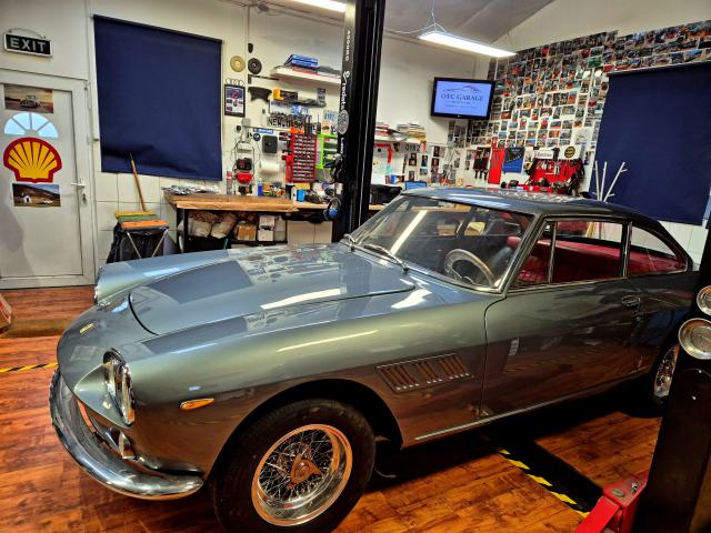 Ferrari 330 GT 2+2 műhelyben