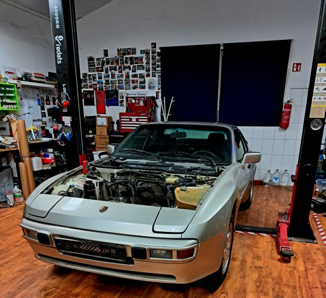 Porsche 944S