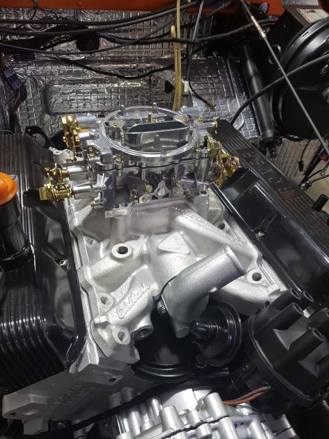 Land Rover V8 motor Edelbrock szívósorral és karburátorral