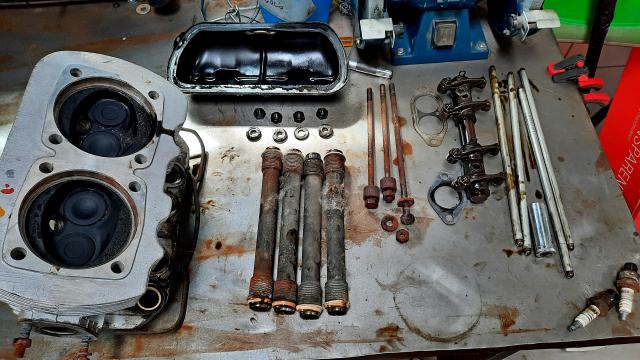 Szétszerelt Volkswagen Kübelwagen hengerfej