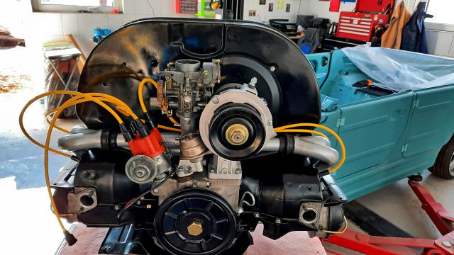 Volkswagen Kübelwagen 1600 motor új hengerekkel és dugattyúkkal összeszerelés közben