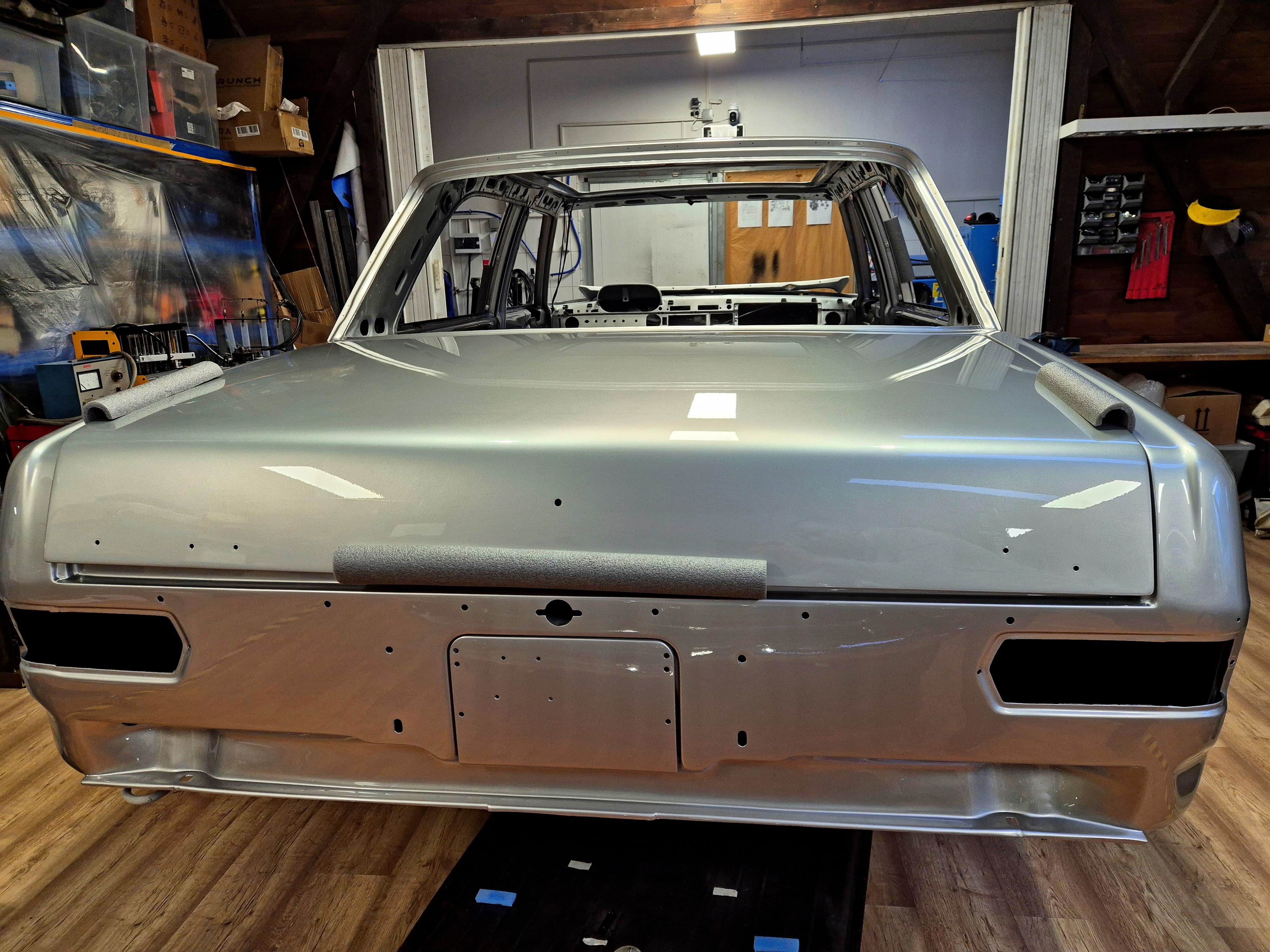 Mercedes W109 csomagtérfedél és felújított hátsó karosszéria