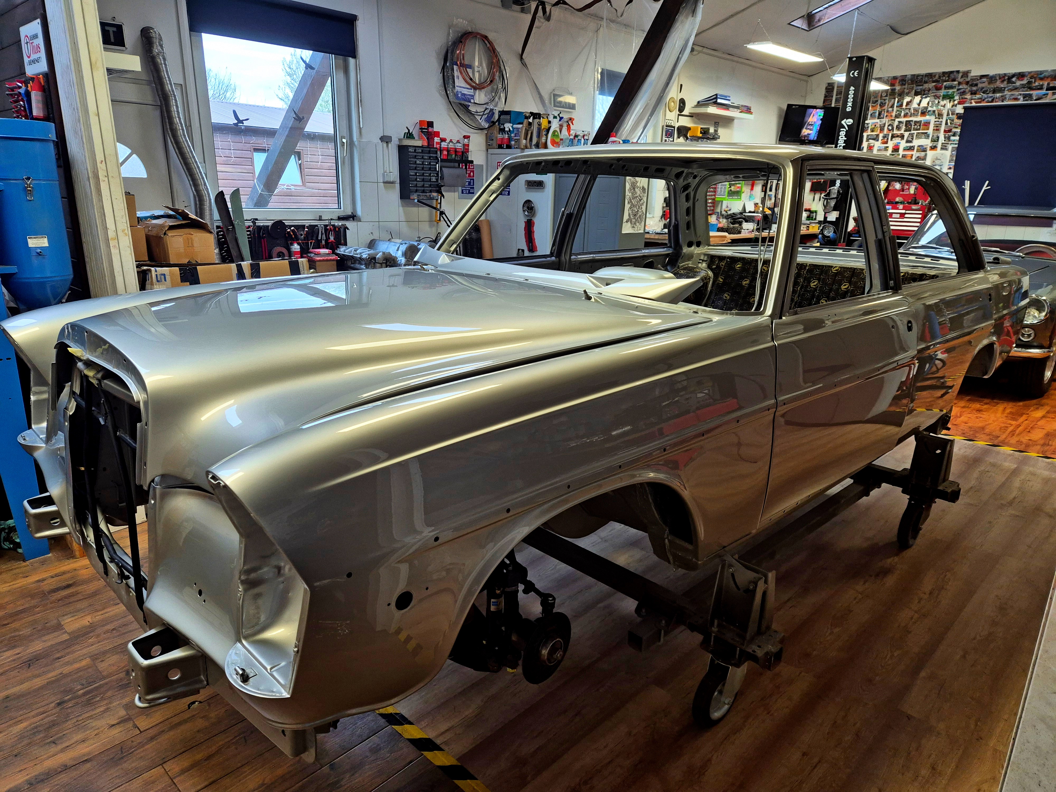 Mercedes W109 újrafényezett karosszériája összeszerelés előtt