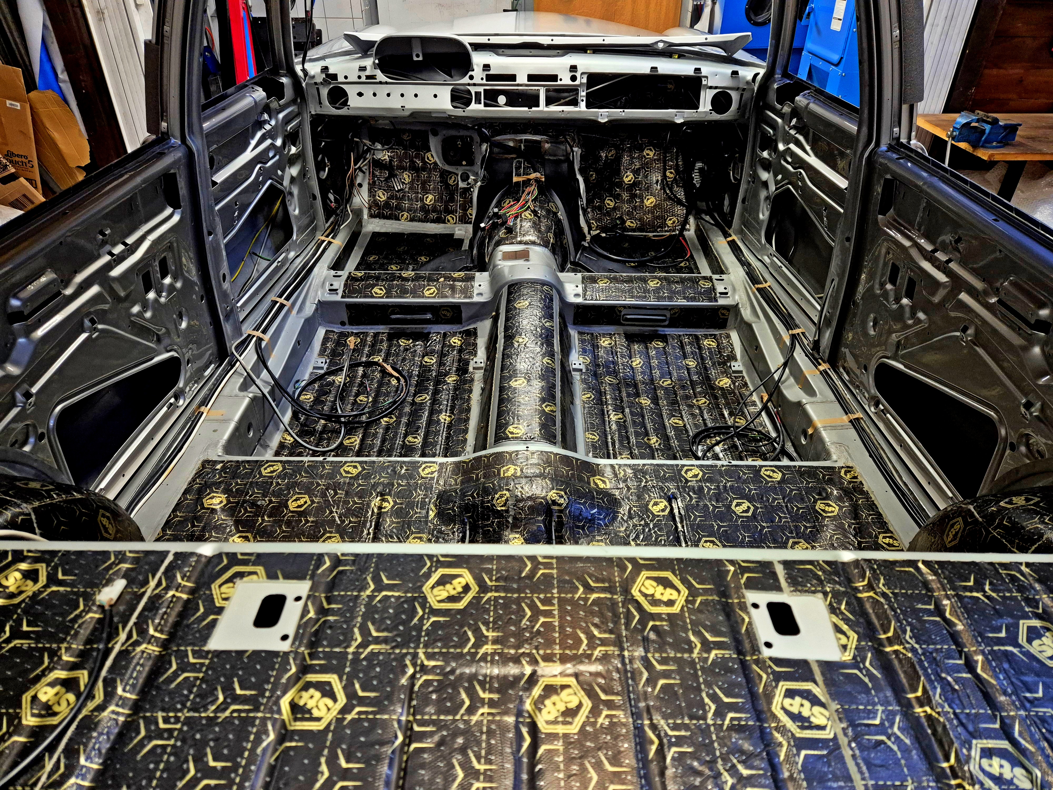 Mercedes W109 utasterének hang- és rezgéscsillapítása