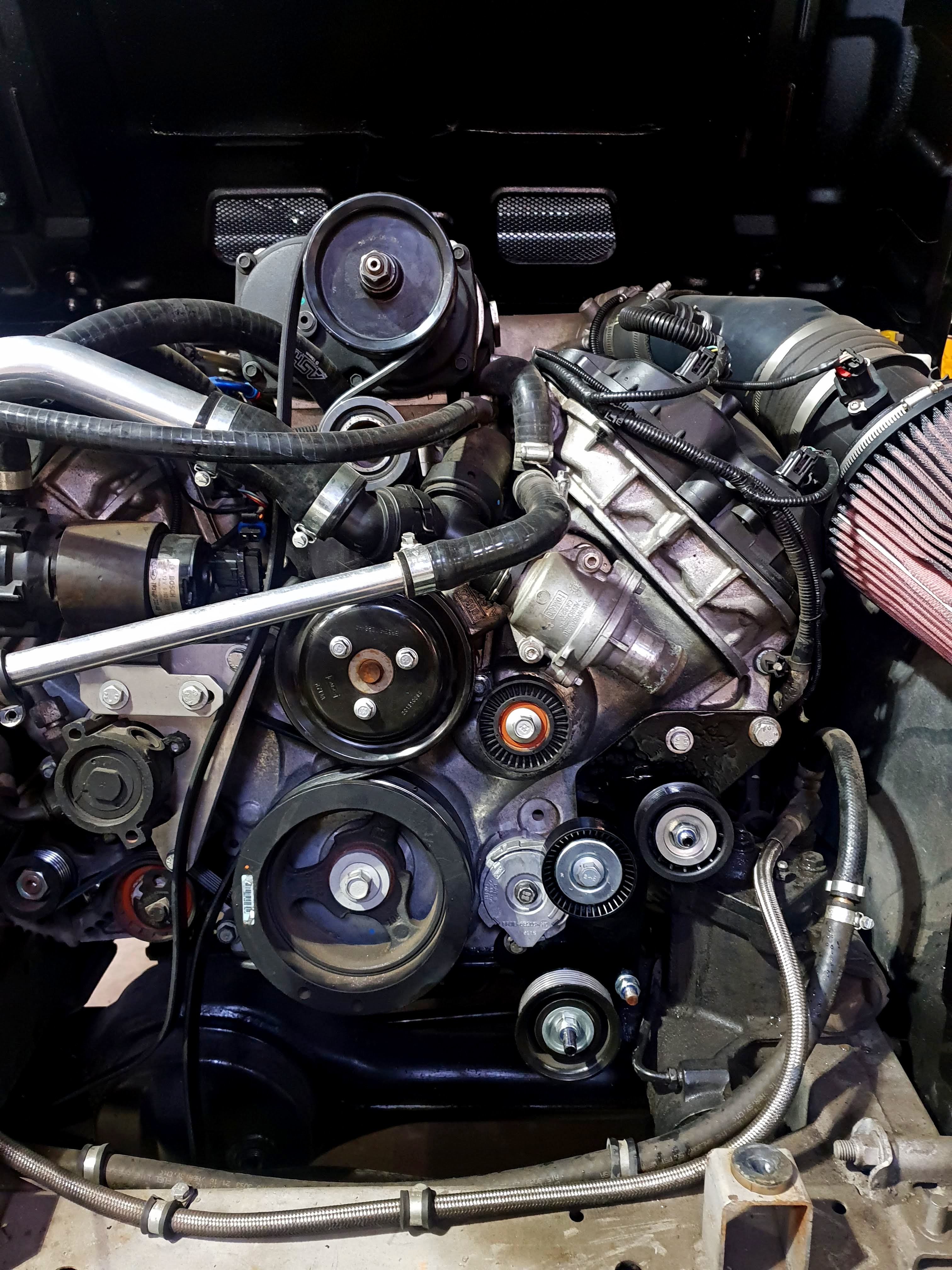 Egyedi bordásszíj-vezetés a 605 lóerős Mustang V8 Defender átépítéshez