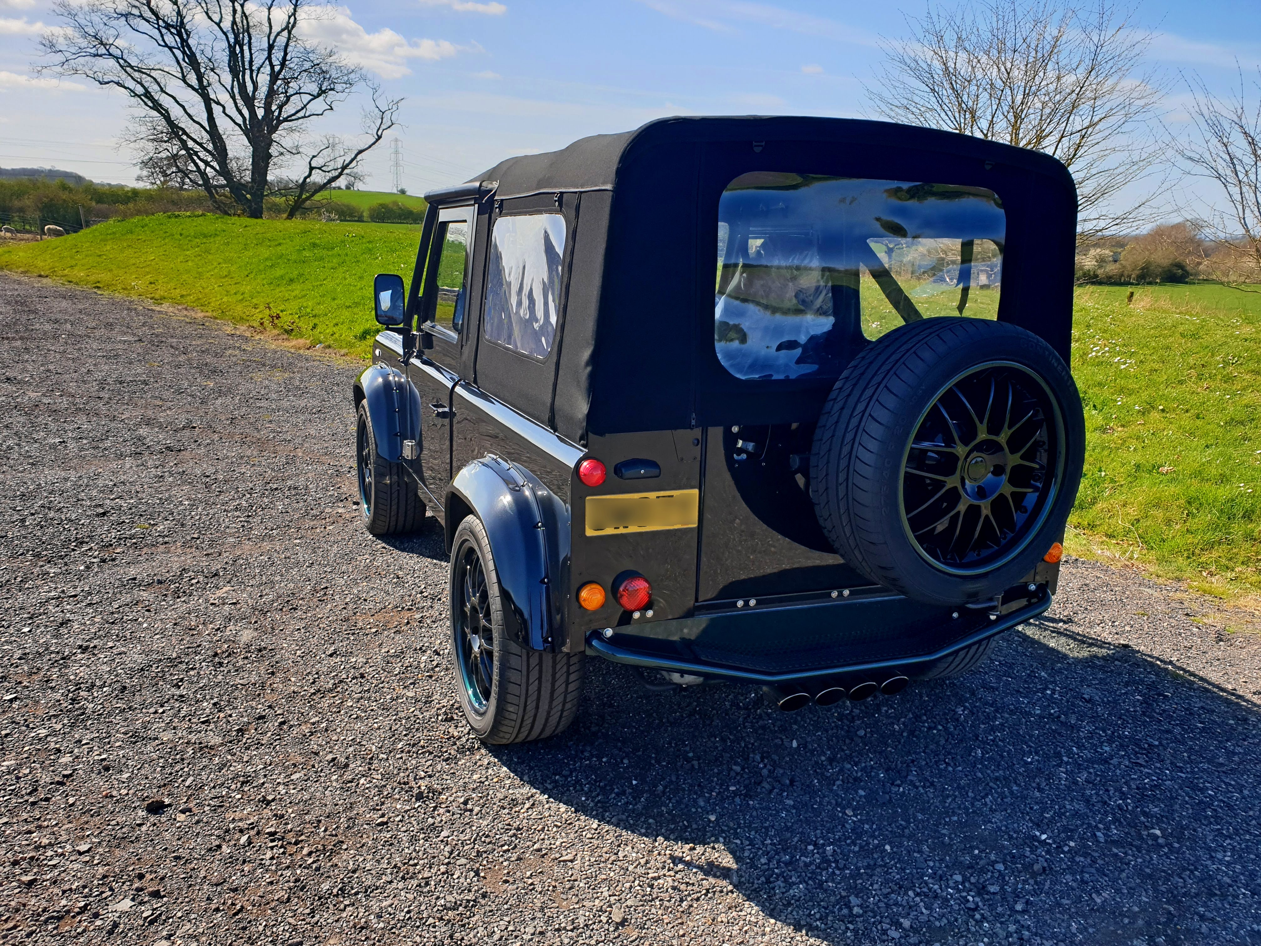 Egyedi Defender Mustang v8 motorral