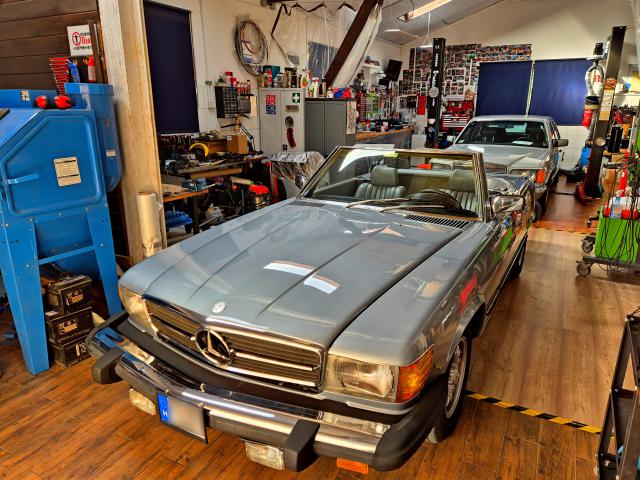 Mercedes-Benz R107 380 SL az OTC Garage műhelyében K-Jetronic diagnosztikán