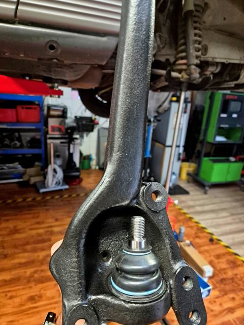 Installing a new ball joint in the Mercedes W126 front suspension