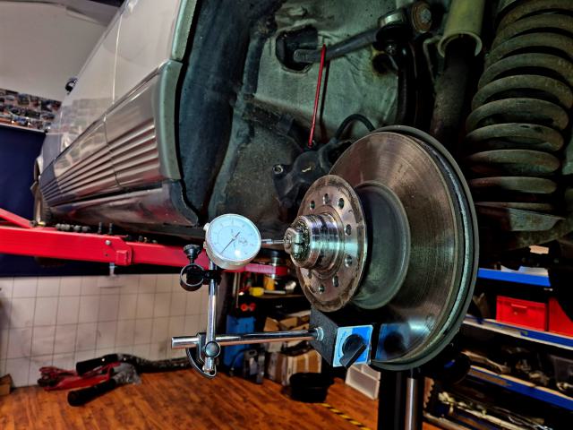 Mercedes W126 500 SEL front wheel bearing end float measurement