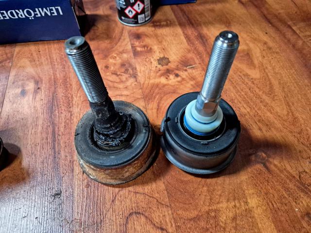 Comparison of Mercedes W126 front suspension components
