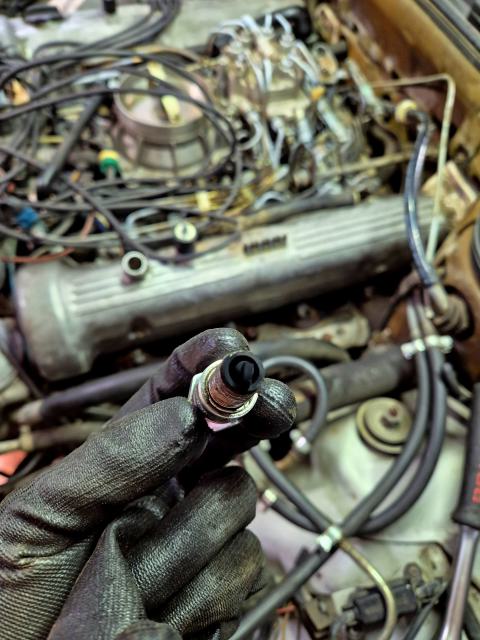 Inspection of a removed spark plug from the Mercedes M117 V8 engine