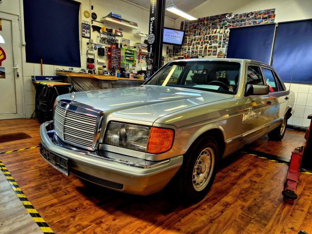Silver Mercedes-Benz W126 500 SEL at the OTC Garage Hungary workshop
