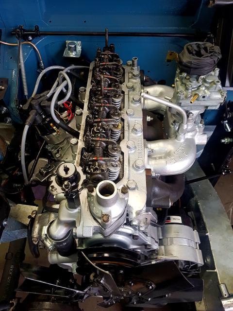 Visszaépített Land Rover Series benzinmotor nyitott szelepfedéllel és látható szelephimba-sorral