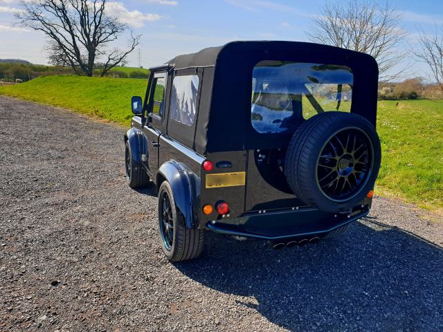605 lóerős Land Rover Defender egyedi építés