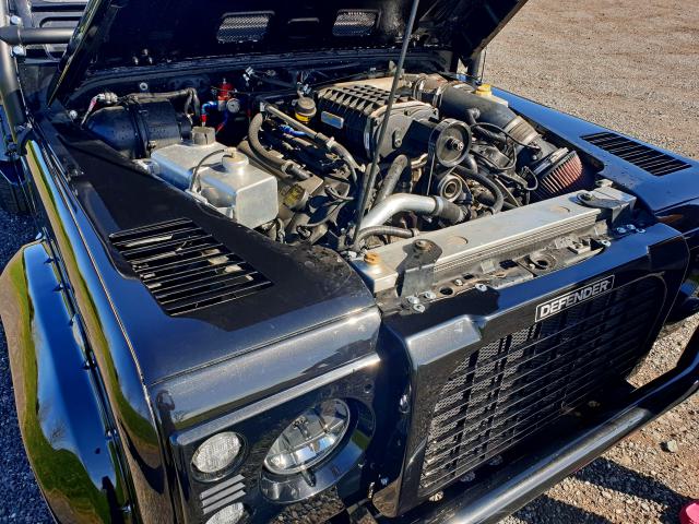 Kompresszoros Ford Mustang V8 motor a Land Rover Defenderben