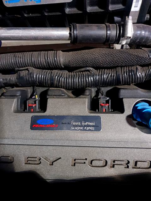 Egyedi Land Rover Defender motor szignózva