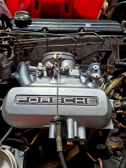 Porsche 924 motortér K-Jetronic rendszer
