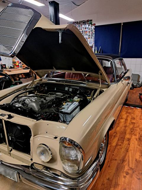 Mercedes W111 restaurálás műhely fotó