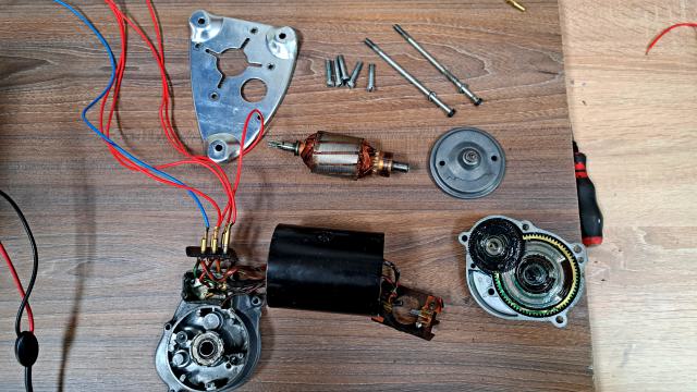 Mercedes - Benz W111 ablaktörlő motor részletek