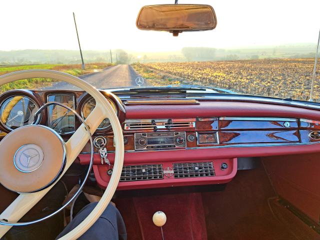 Mercedes W111 Becker rádió beépítés navigacióval