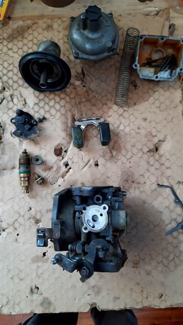 Stromberg 175CD carburetor disassembled