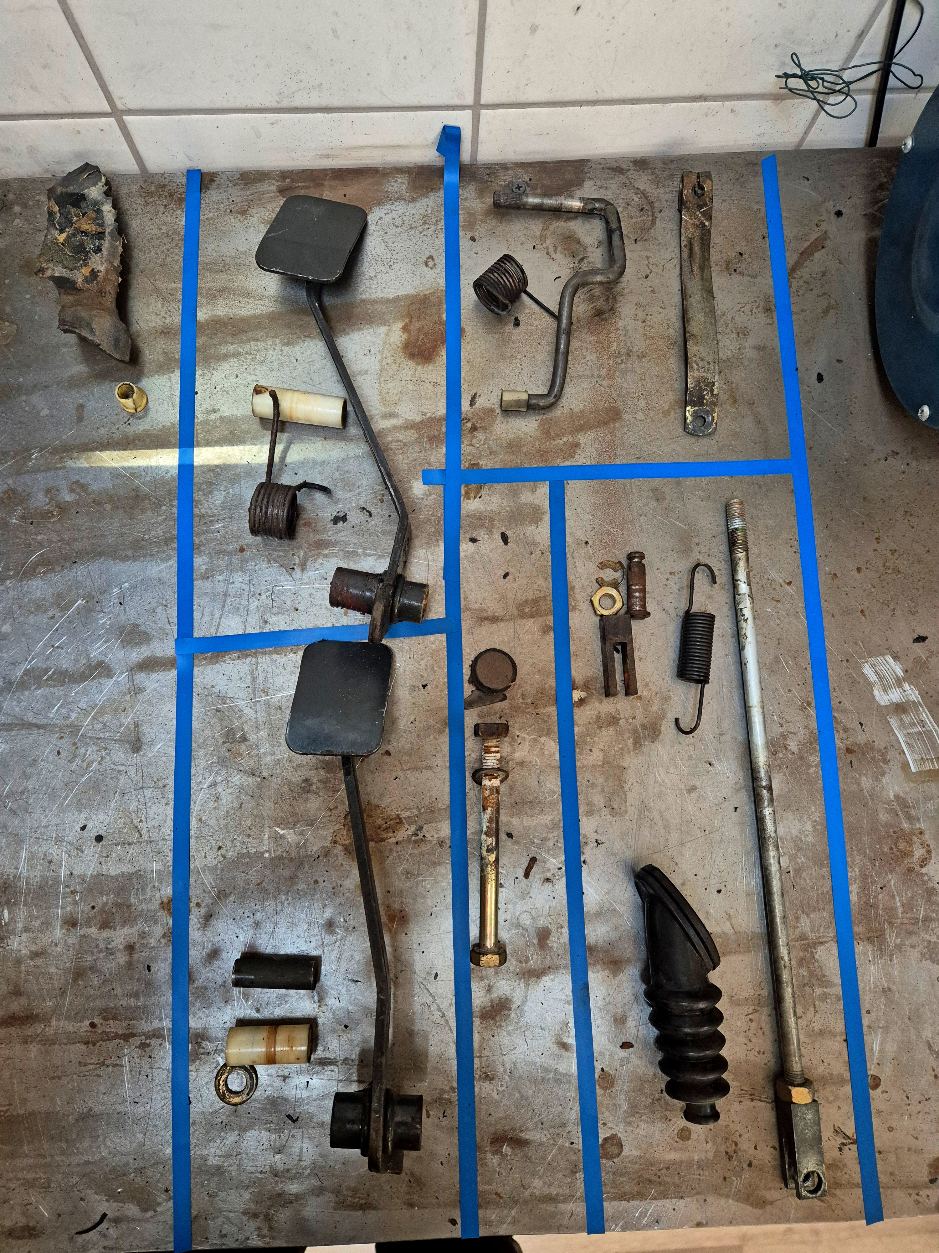 BMW 2002 tii pedálbox javítás műhelyben