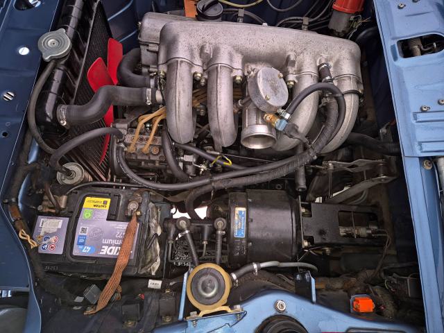BMW 2002 tii motortér mechanikus befecskendezés rendszer részlet
