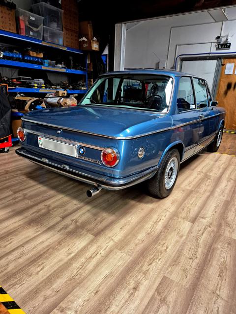BMW 2002 tii klasszikus autó műhelyben hátsó nézet restaurálás után