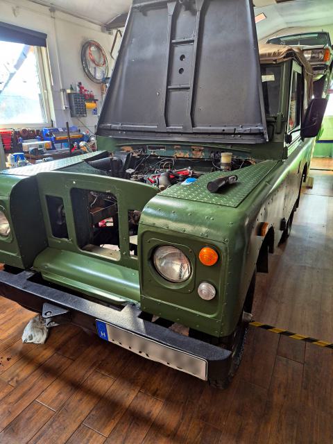 Land Rover Series 3 motor és váltó kiszerelése